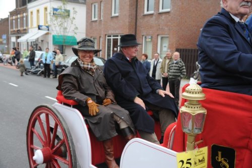 Oud-burgemeester Schaftenaar en zijn vrouw Kitty rijden mee in het defil